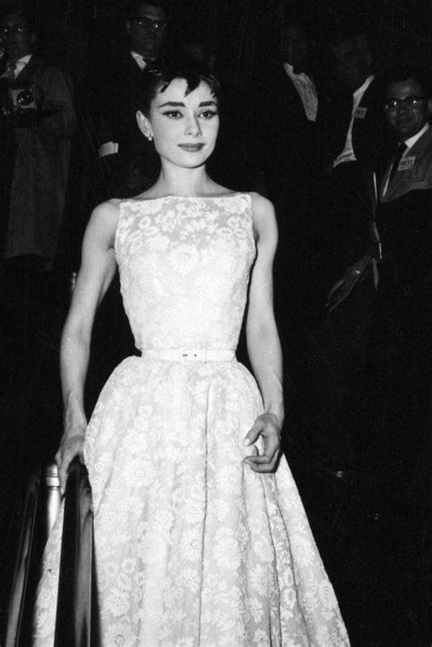 vestito bianco a fiori givenchy di audrey hepburn lingua|Givenchy: i look più iconici della maison in 10 scatti.